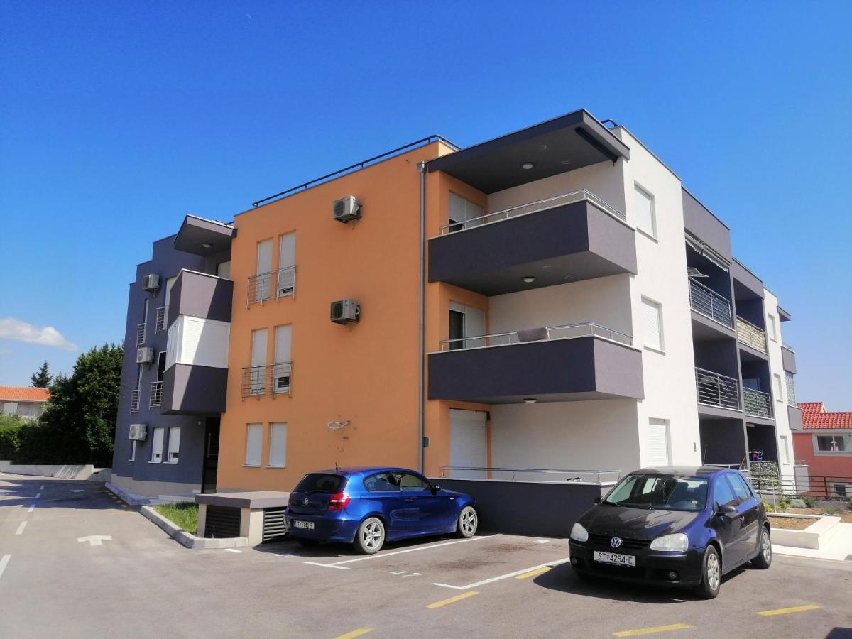 Luxury Apartment Queen Solin Exterior photo